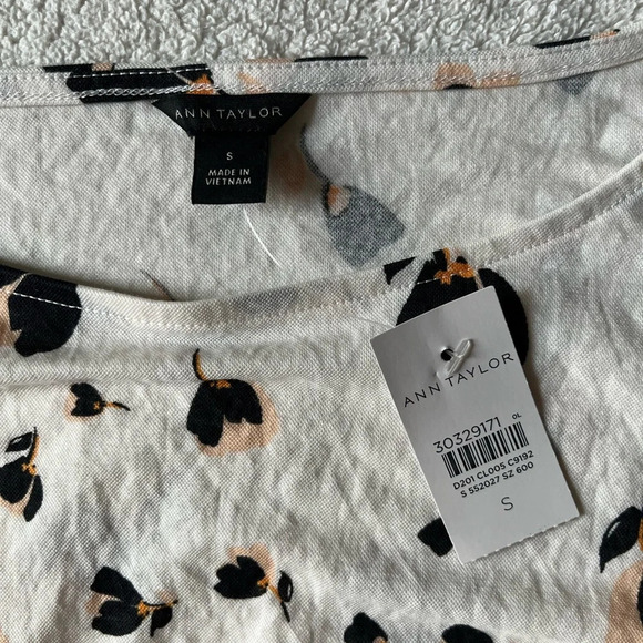 NEW Ann Taylor white blouse with black & tan floral/leaf design, size small - Picture 3 of 8
